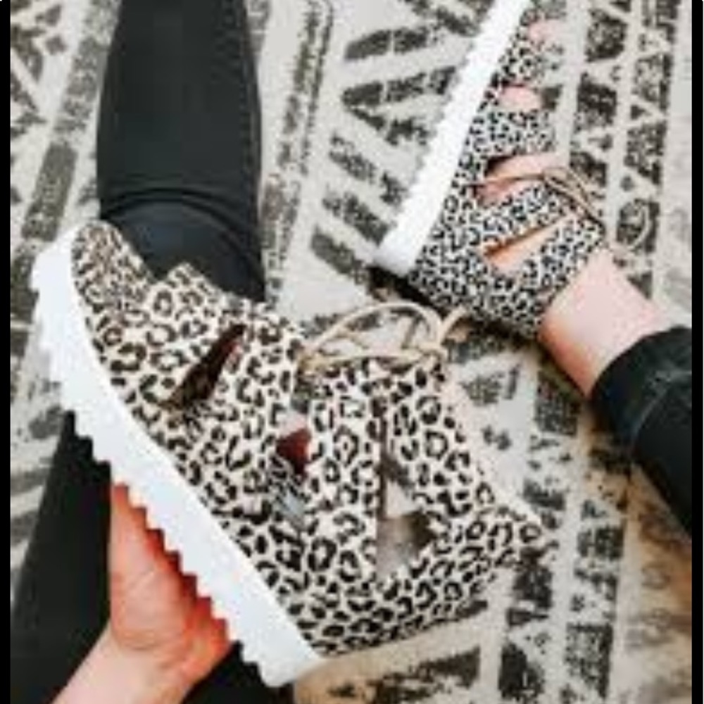 NEW BOHO LEOPARD PRINT WEDGE SANDAL SIZE 8 - Picture 1 of 5